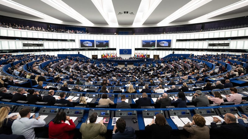 "Les entreprises en dehors de l'Europe devront soit décarboner, soit payer": le Parlement européen vote l'élargissement de la taxe carbone aux frontières