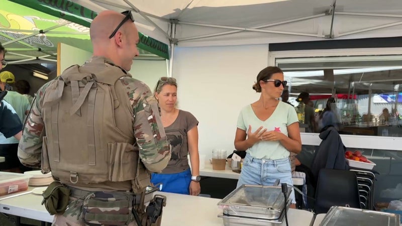 "On se sent utile": ces bénévoles mobilisés pour ravitailler pompiers et militaires à Lacanau