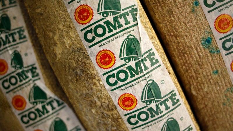 Les prairies sont grillées par la sècheresse, il y a un tiers d'herbe en moins: le gouvernement assouplit les règles de production du comté, du beaufort et de l’abondance