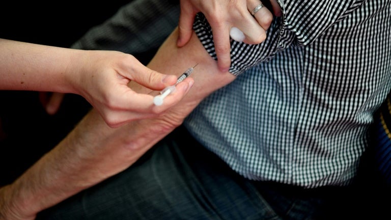 Covid-19: le virus progresse en France, les consultations pour suspicion d'infection bondissent de 19% en une semaine