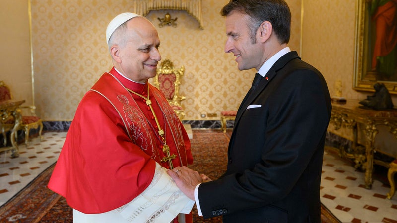 “On a un président qui a des soucis d'égo”: l'absence d’Emmanuel Macron aux messes du pape fait réagir les GG