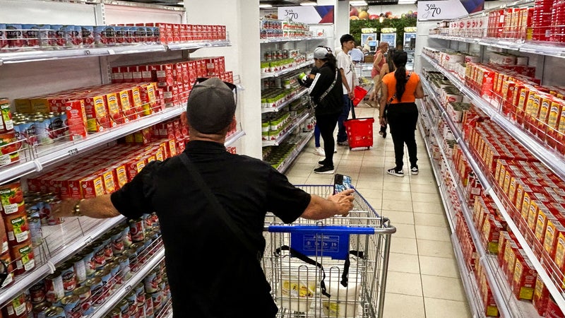"Au moins, on nous assurait un minimum": à Cuba, l'emblématique carnet de rationnement en voie de disparition face aux pressions de Washington