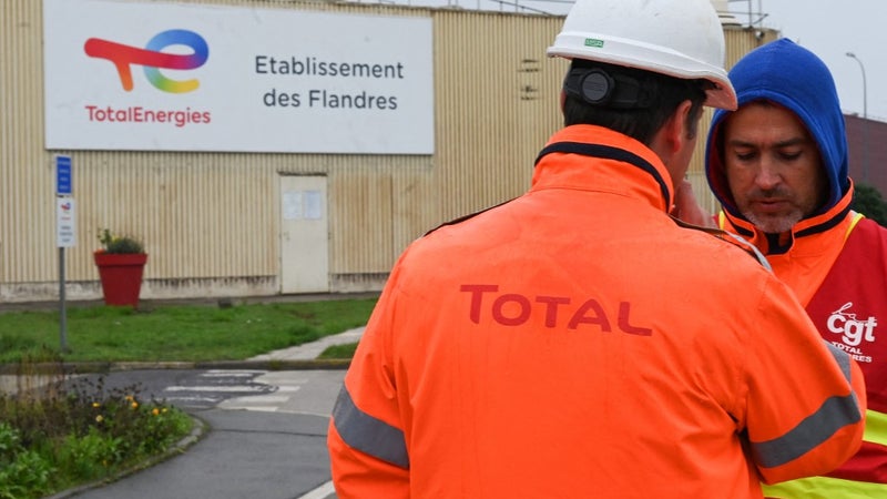 "Une direction qui reste sourde": la CGT de TotalEnergies appelle à la grève et menace raffineries et stations
