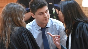 Le Chilien Nicolas Zepeda (c) et ses avocates MMe Jacqueline Laffont (d) et Julie Benedetti (g), au premier jour de son procès devant la cour d'assises du Doubs, le 29 mars 2022 à Besançon