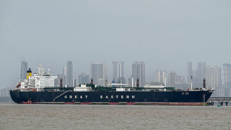 Prix du pétrole: est-on vraiment face à un "choc sans précédent" pour l'économie mondiale?