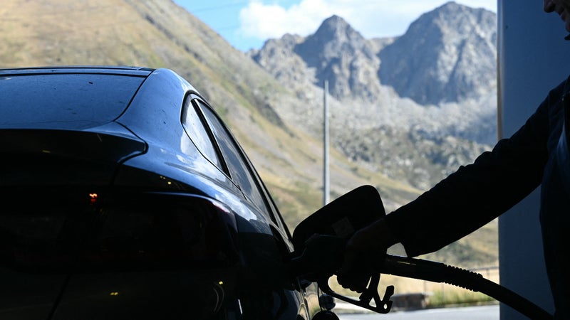 "70 centimes de moins au litre qu'en France, l'affaire est entendue": attirés par des carburants moins taxés, les automobilistes français affluent dans les stations-service d'Andorre pour faire le plein