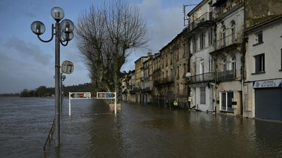 Une rue inondée par la crue de la Garonne à La Réole, dans le sud-ouest de la France, le 12 février 2026, alors que la tempête Nils s'abat sur la région.