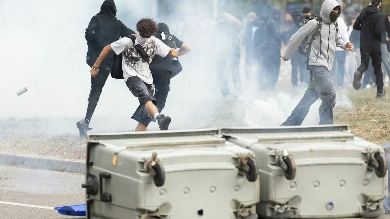 Colère lycéenne: l'exécutif estime que le mouvement a basculé en "violences urbaines" et est une "manœuvre organisée par LFI et ses proxys de l'ultragauche"