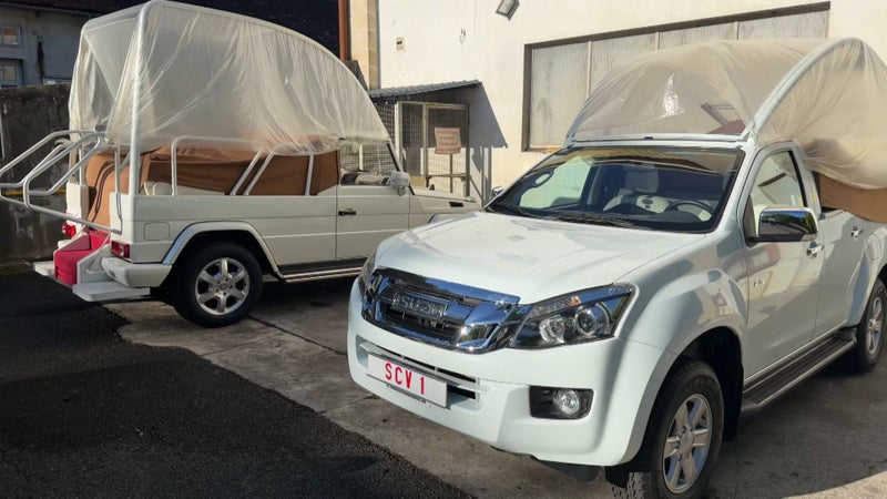 Les images des deux papamobiles arrivées à Lourdes avant la venue du pape Léon XIV