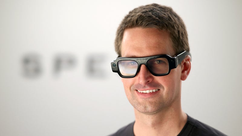 "Rendre les gens inutiles n’est pas un progrès": BFM Tech a rencontré Evan Spiegel, le patron de Snap qui veut remplacer le smartphone par des lunettes à 2.295 euros