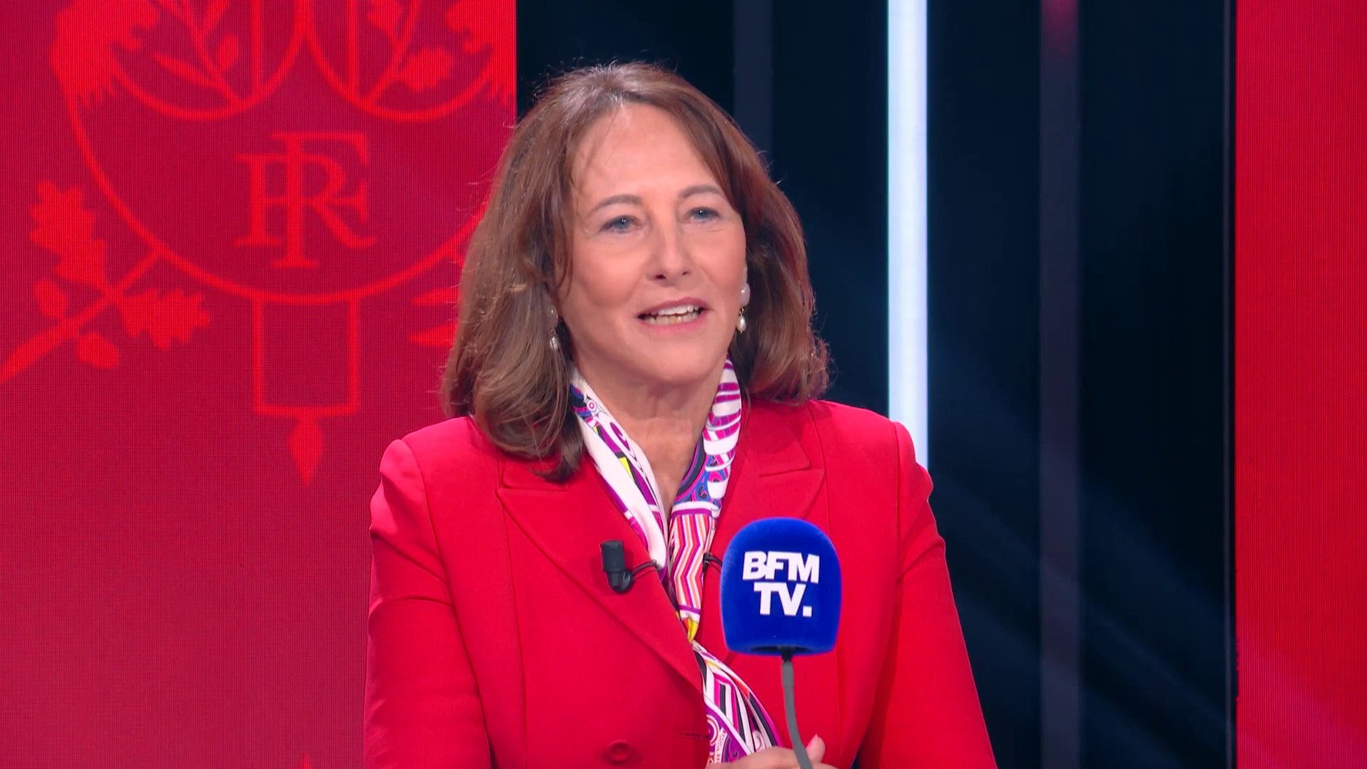 "Je n'accepte pas qu'on puisse dégrader une femme": Ségolène Royal répond à Raphaël Glucksmann, qui l'accusait d'avoir fait la "danse du ventre" auprès d'Emmanuel Macron pour avoir un poste