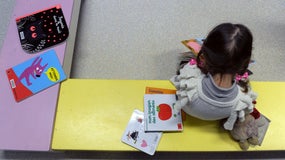 Enfant en classe de maternelle. (illustration)