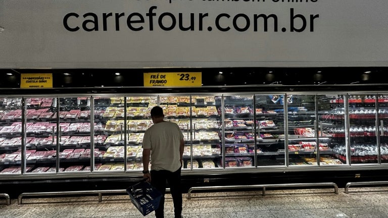 Inquiète du non-respect de règles sanitaires, l'Union européenne suspend les importations de viande venues du Brésil (le pays était le deuxième exportateur de bovins vers l'UE en 2025)