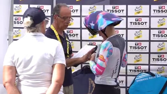 Un commissaire UCI verifie l absence de soutien gorge rembourre sur le chrono de la 4e etape du Tour de France Femmes 2026 2328922