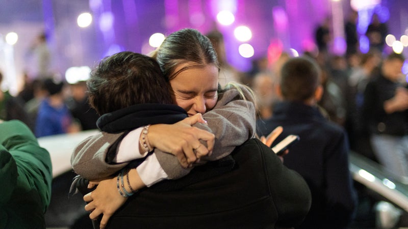 Les images de la liesse populaire en Serbie après la victoire de l'opposition au dirigeant nationaliste Aleksandar Vučić aux élections législatives