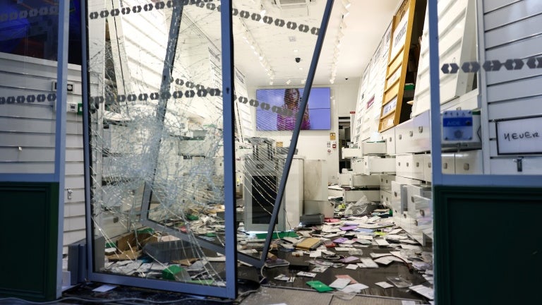 "On est en train de tuer le commerce de proximité": le président de CCI France réclame "une pause" des manifestations car les commerçants perdent "2% du chiffre d'affaires annuel chaque week-end"
