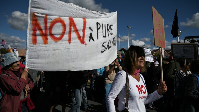 Gironde: plusieurs centaines de manifestants présents dans le Verdon contre l'ouverture d'une mégaferme à saumons