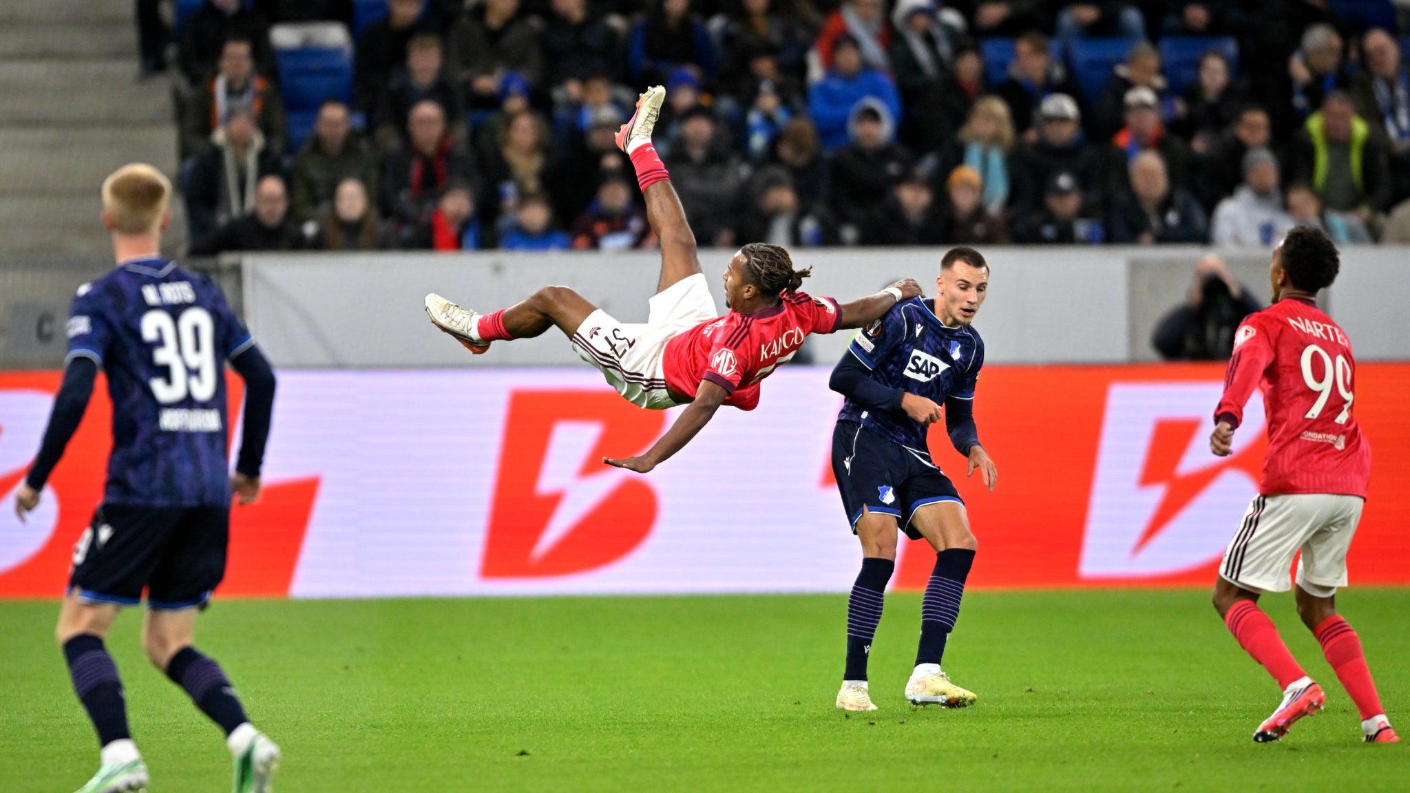 La lourde chute de Steeve Kango lors de Hoffenheim-Lyon le 22 octobre 2026