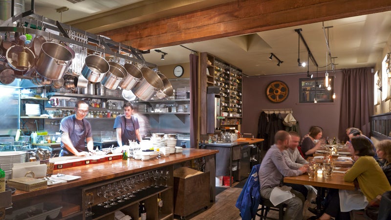 "Pour les clients, c’est presque comme être au théâtre": les cuisines ouvertes transforment le repas en expérience immersive (et en nouvel argument commercial pour les restaurants)
