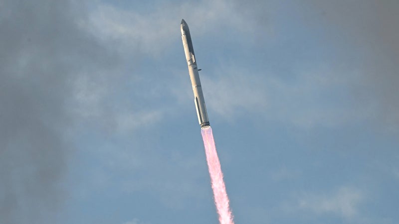 Une première pour SpaceX: décollage réussi pour la mégafusée Starship qui s'est placée en orbite terrestre et a déployé des satellites