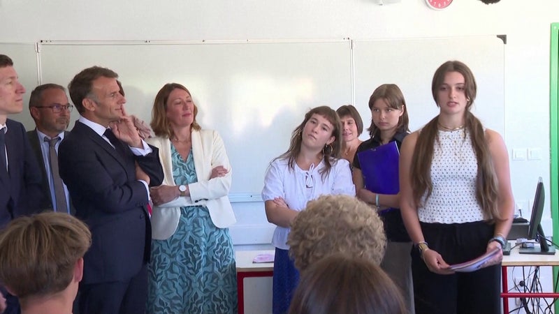 "Ils enlèvent de l'attention": Emmanuel Macron justifie auprès des lycéens l'interdiction du téléphone en classe