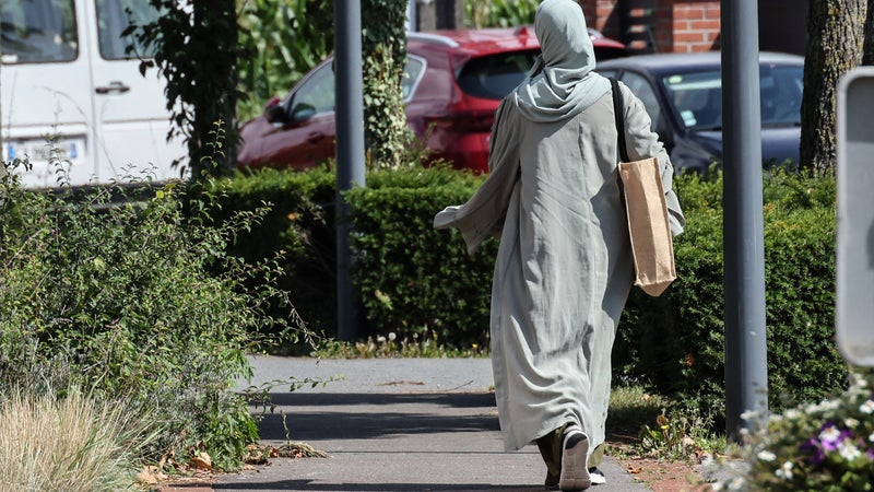 Mathilde Panot promet le retour de l'abaya à l'école en cas de victoire: "C'est l'esprit colonialiste de LFI", tacle Abel Boyi