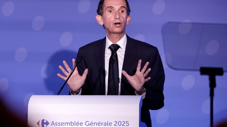 "C'étaient des alcools forts qui étaient volés": alors que Carrefour s'effondre en Bourse, son patron affirme que les pillages n'ont rien à voir avec le pouvoir d'achat