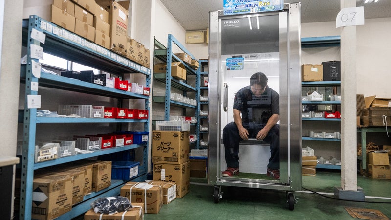 "En deux minutes, ça a suffi pour faire sécher toute ma transpiration": pour soulager leurs salariés face aux canicules, des entreprises japonaises installent des réfrigérateurs pour humains