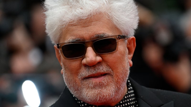 En visite en Espagne, Emmanuel Macron va décorer Pedro Almodovar et Javier Cercas
