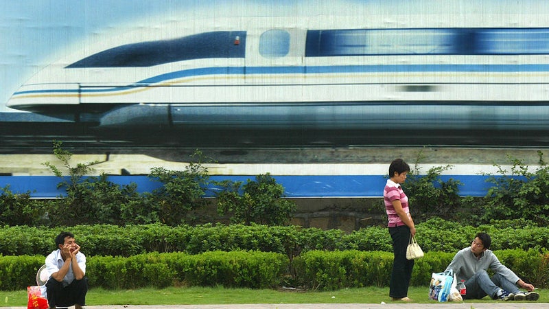 La Chine en a un qui peut foncer à 800 km/h, le Japon veut le sien à 60 milliards d'euros: les trains Maglev qui "flottent" au-dessus des rails vont-ils finir par remplacer nos bons vieux TGV?