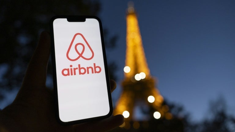 Le prix payé par les voyageurs n'augmentera pas: Airbnb va verser 10 centimes de chaque réservation à son association de logement d'urgence