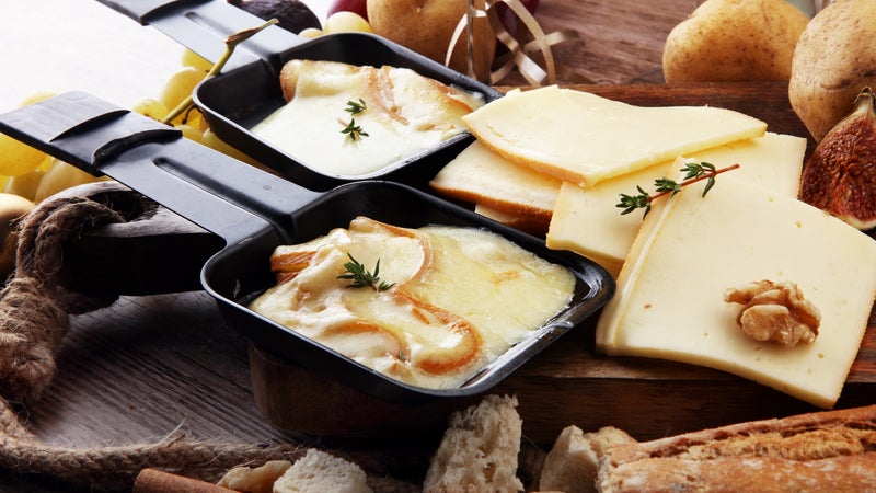 Appareil à 2€, talons de fromage, légumes: les astuces pour réussir sa raclette sans faire fondre son budget