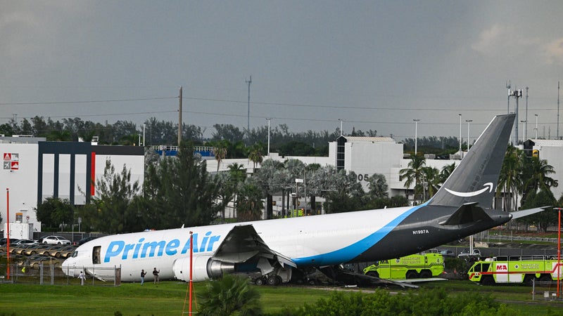 Sortie de piste, incendie... Ce que l'on sait de l'accident d'un avion Amazon qui a fait cinq morts à l'aéroport international de Miami