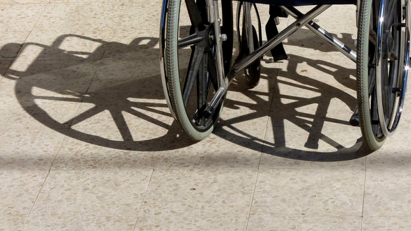 Un sexagénaire meurt dans l'incendie de son fauteuil roulant en Isère, une enquête ouverte