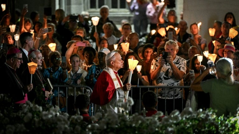 Le pape Léon XIV participant à une procession aux flambeaux à Lourdes le 27 septembre 2026 Le pape Léon XIV participant à une procession aux flambeaux à Lourdes le 27 septembre 2026