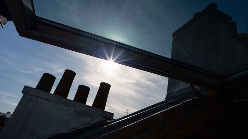 Vous avez installé une clim', vos murs ont jauni à cause des rayons du soleil... Un propriétaire peut-il imputer une dégradation du logement à son locataire en raison de l'adaptation aux canicules?