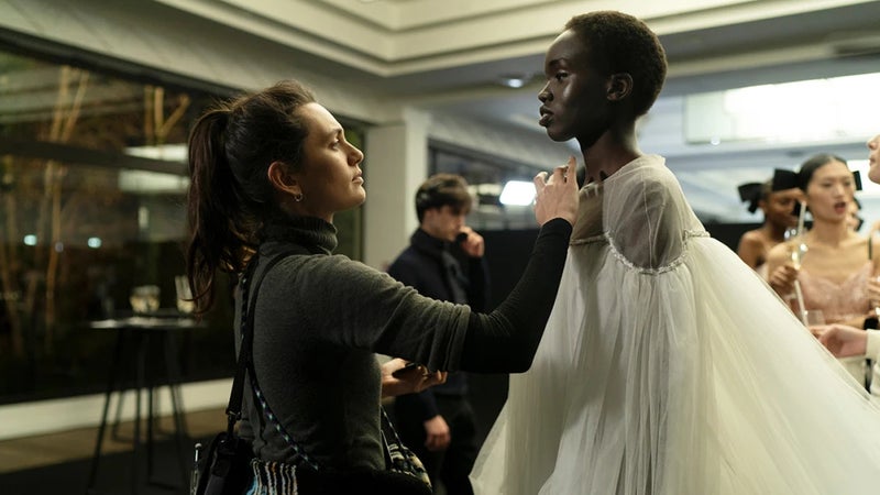 "Comment peut-on être habillé en Chanel et ne pas avoir de quoi régler une bière?": 100 euros pour 2 jours de travail, des couturières payées au Smic... Une anthropologue dévoile les sombres coulisses de la mode