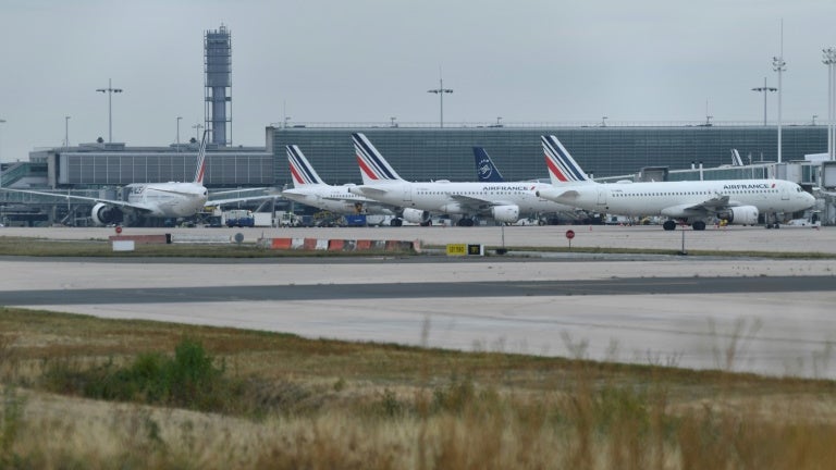 "Un contresens historique" face à l'objectif de neutralité carbone en 2050: une association demande à l'Etat de "forcer Aéroports de Paris à abandonner son projet d’extension" de Roissy Charles-de-Gaulle