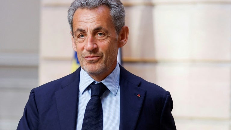 Nicolas Sarkozy affirme que s'il était encore président, il "aurait été" à la messe du pape, contrairement à Emmanuel Macron