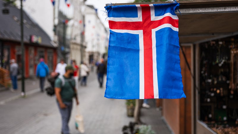 "C'est de plus en plus dangereux pour un petit pays de rester en dehors de l'Union européenne": alarmée des visées de Donald Trump sur le Groenland, l'Islande organise un référendum sur la reprise des négociations d'adhésion avec Bruxelles ce samedi
