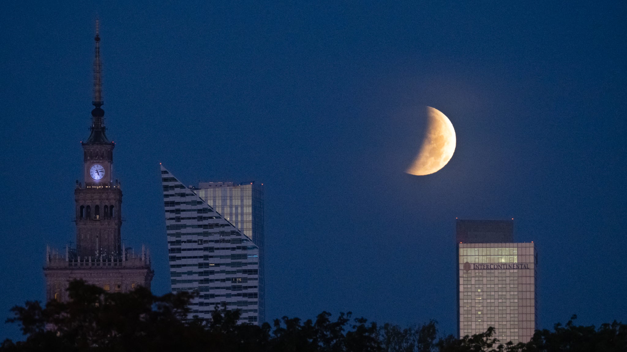 Une éclipse lunaire partielle observée au-dessus de Varsovie, en Pologne, le 28 août 2026. 