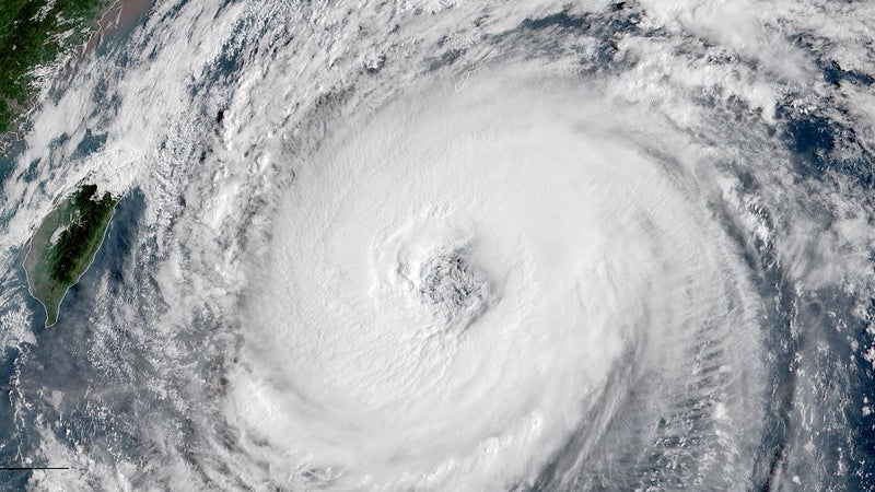 Des vents à 213 km/h: Taïwan en alerte à l'approche du typhon Champi, des dizaines de vols annulés en Asie