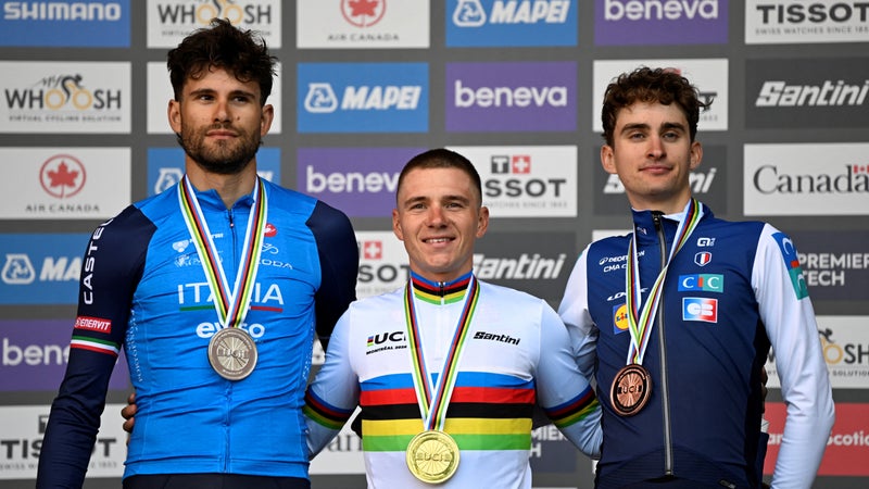 Filippo Ganna Remco Evenepoel et Paul Seixas sur le podium du contre la montre des Mondiaux a Montreal le 20 septembre 2026 2351398