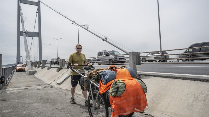 L'explorateur Karl Bushby de retour en Angleterre après avoir parcouru 58.000 kilomètres à pied et traversé 29 pays en 28 ans