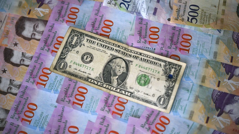 "Le plus grand changement de monnaie depuis la création de l'euro": pourquoi le Venezuela pourrait abandonner son bolivar pour le dollar