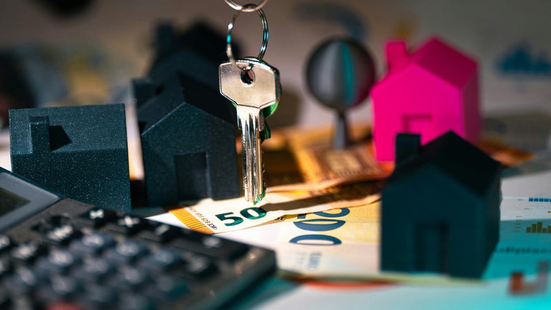 Déjà des prêts à 4,2% pour des profils qui gagnent moins de 2.000 euros par mois: après la hausse des taux de la BCE, le marché du crédit immobilier va encore se verrouiller