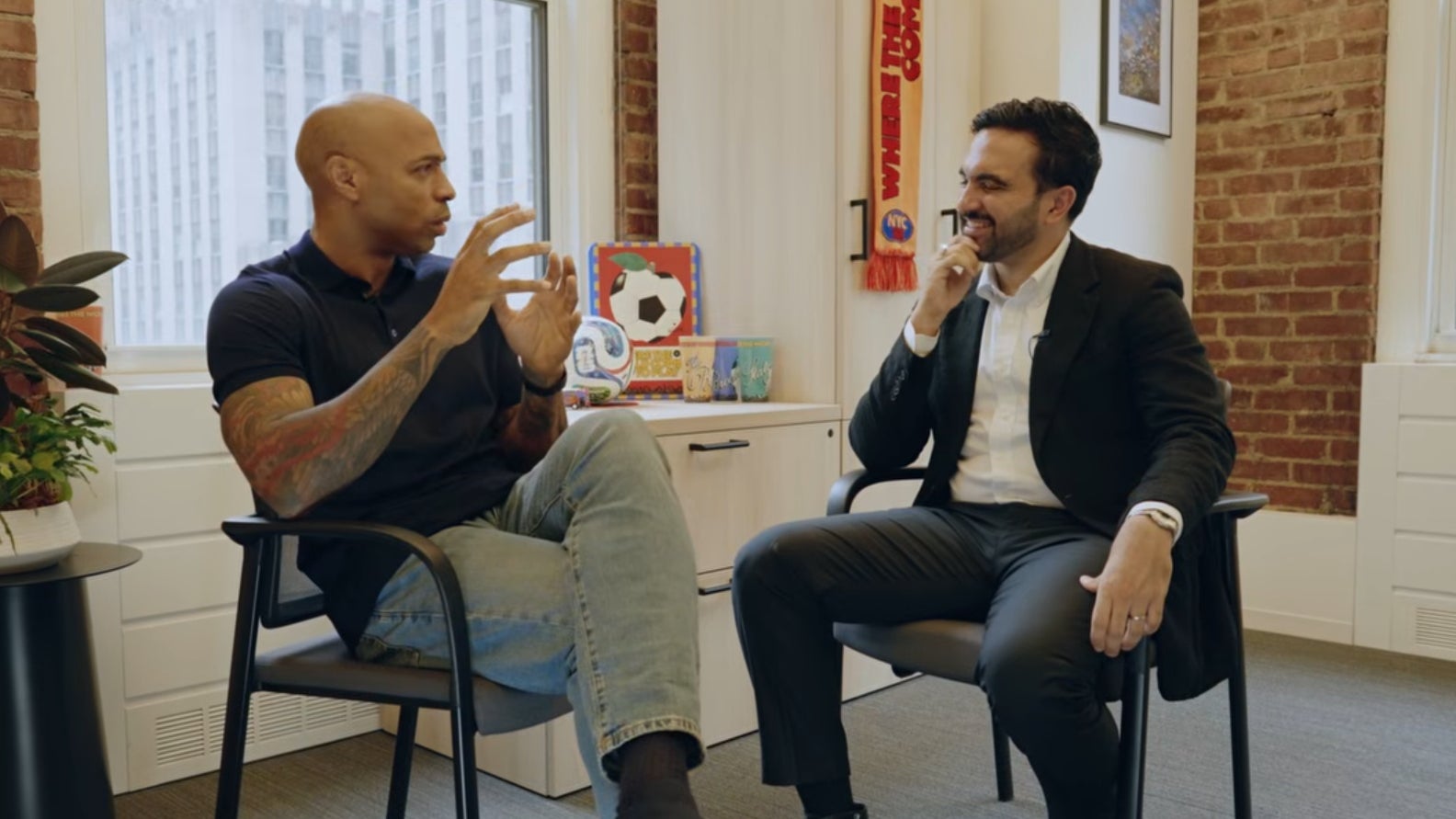 "Je ne me suis jamais senti aussi connecté à un stade": le récit de la folle soirée de Thierry Henry pour son retour à Arsenal
