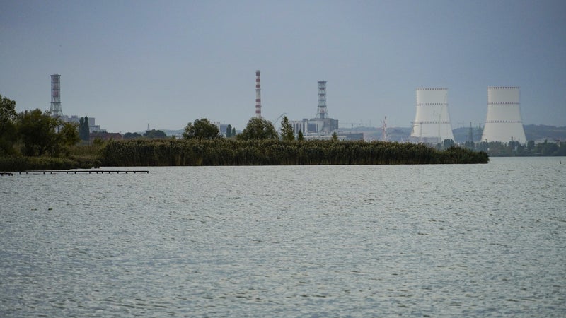 Guerre en Ukraine: une tour de refroidissement de la centrale nucléaire russe de Koursk touchée par un drone