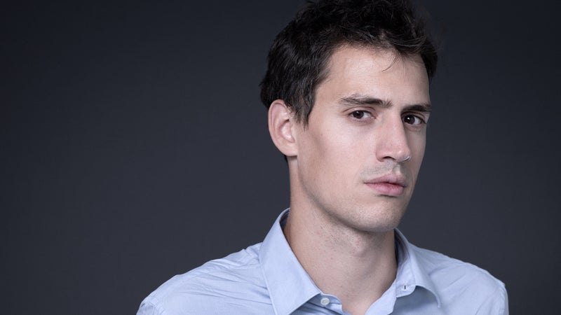 Un débat pour "masquer la négligence de certains de nos concurrents": Arthur Mensch, cofondateur de Mistral, rappelle qu'il est de la responsabilité des créateurs d'IA de fournir les outils pour les surveiller