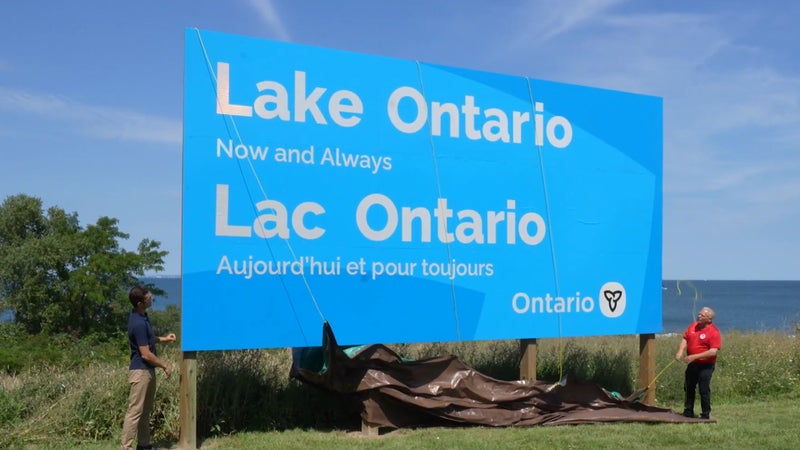 Aujourd'hui et pour toujours: le Canada installe un panneau géant en réponse au décret de Donald Trump renommant le lac Ontario en lac d'Amérique